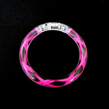 Laden Sie das Bild in den Galerie-Viewer, 1 LED Armreif &quot;Twisted Style&quot; (Farbauswahl)
