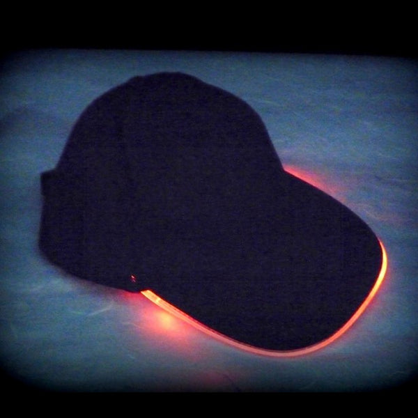 1 schwarze Base Cap mit roten LEDs