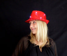 Laden Sie das Bild in den Galerie-Viewer, 1 Paillettenhut ROT mit LEDs
